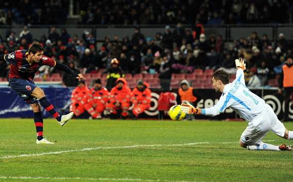 Acquafresca (B), De Sanctis (N) - Napoli-Bologna - Serie A (Getty Images)