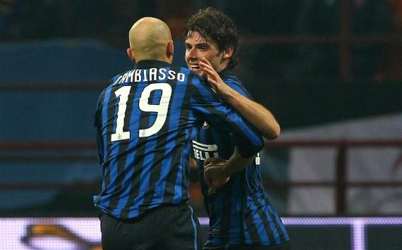 Cambiasso e Poli festeggiano un goal durante Inter-Genoa (Coppa Italia)