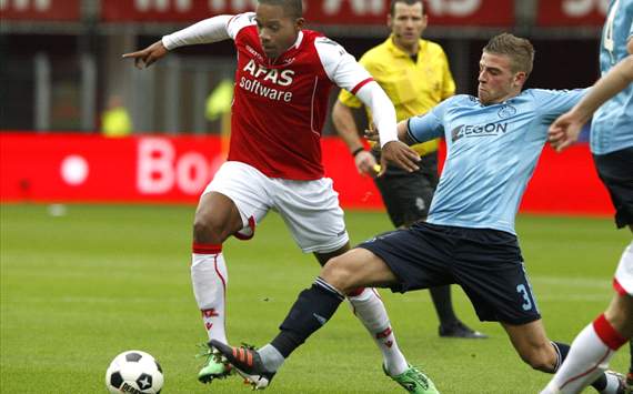 Toby Alderweireld in duel met Charlison Benschop (AZ - Ajax)