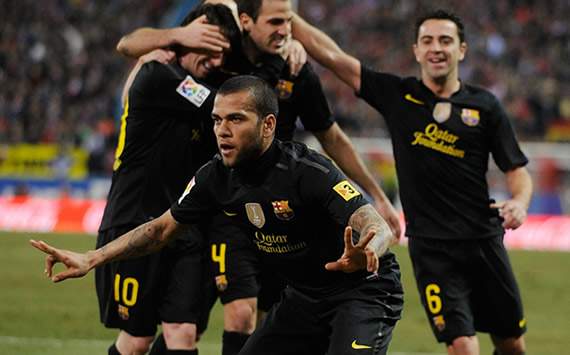 Dani Alves celebra en el Atlético de Madrid-Barcelona
