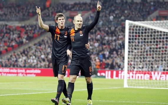 England - Netherlands, Klaas-Jan Huntelaar and Arjen Robben
