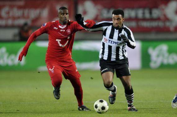 Douglas in duel met Armenteros tijdens FC Twente - Heracles