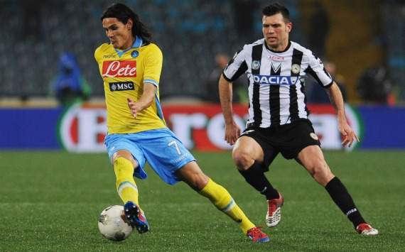 Cavani contro Domizzi in Udinese-Napoli (Serie A)