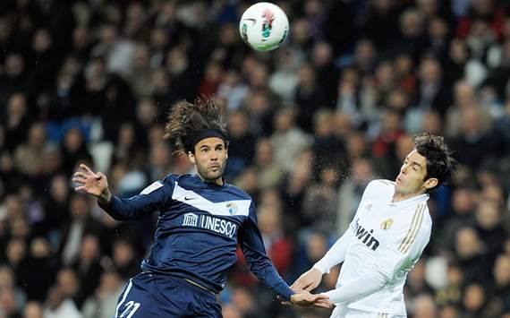 Sergio Sánchez y Kaká, en acción durante el Real Madrid-Málaga