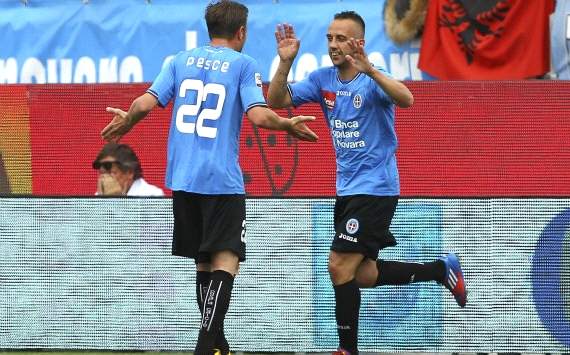 Giuseppe Mascara e Simone Pesce (Novara) festeggiano il goal contro la Lazio