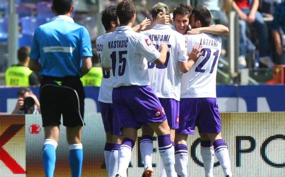 Fiorentina players celebrate a goal against Roma