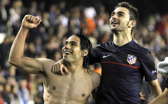 Radamel Falcao y Adrián celebran con el Atlético de Madrid tras eliminar al Valencia