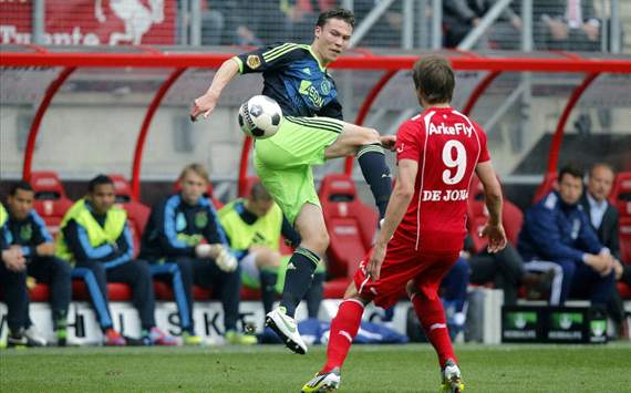 Derk Boerrigter in duel met Luuk de Jong (FC Twente - Ajax)
