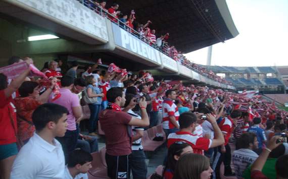 Aficionados del Granada celebran la permanencia en Los Carmenes