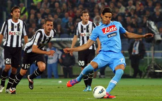 Edinson Cavani scores a penalty in Juventus-Napoli