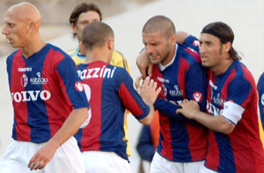Il Bologna esulta dopo il gol del vantaggio contro il Pescara (Foto Grazia Neri)