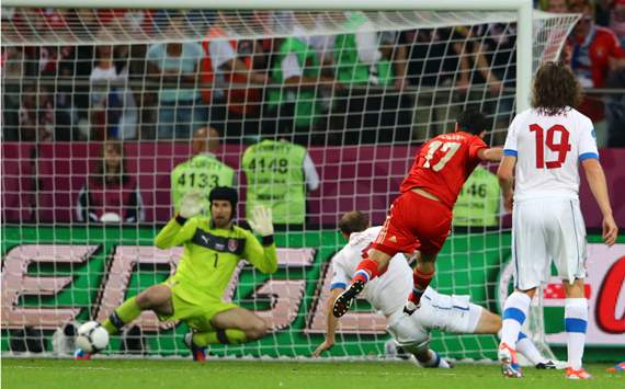 UEFA EURO, Russia v Czech Republic, Alan Dzagoev; Petr Cech