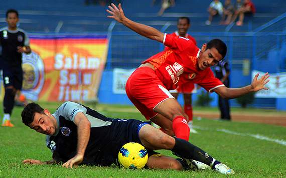 Barisic & Ardilles - Arema IPL & Semen Padang (GOAL.com/Abi Yazid)