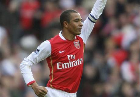 Gilberto offers Wenger backing