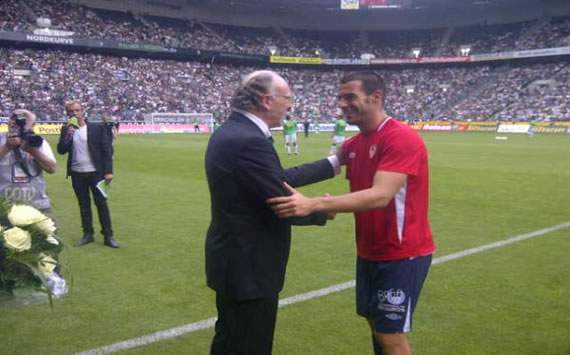 Alvaro Negredo, delantero del Sevilla, recibe un homenaje en el estadio del M'Gladbach