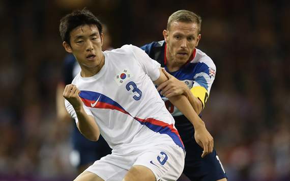 Olympics Day 8 - Men's Football Q/F - Match 28 - Great Britain v Korea, Sukyoung Yun and Craig Bellamy