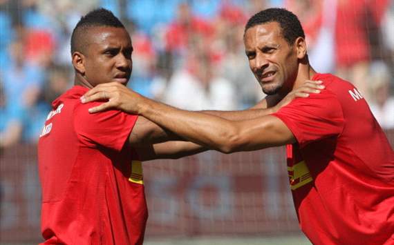 Anderson (L) and Rio Ferdinand of Manchester United