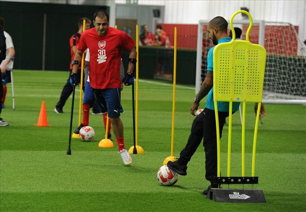 Cech, Ramsey & Walcott train with Arsenal amputee team