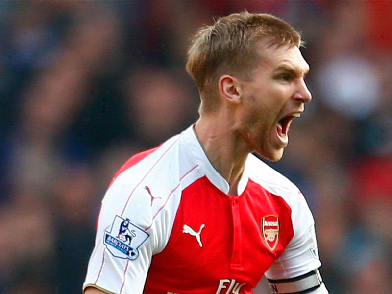 VIDEO: Mertesacker sings Silent Night... in German