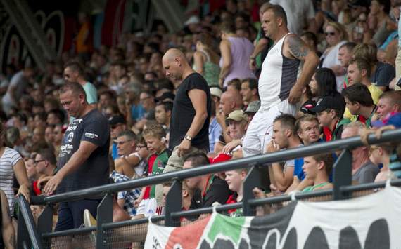 Supporters NEC verlaten het stadion