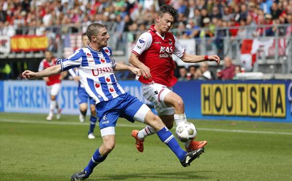 Erik Falkenburg in duel met Arnold Kruiswijk - AZ tegen Heerenveen
