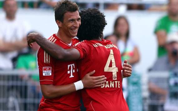 Bayern München - Mario Mandzukic feiert mit Dante seinen Torerfolg gegen Fürth