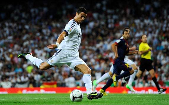 Real Madrid vs Barcelona - Cristiano Ronaldo shoots
