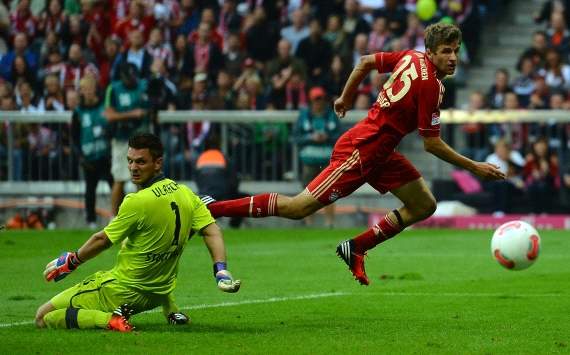 Thomas Müller überwindet Sven Ulreich