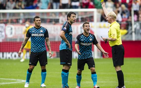 Geel voor Mark van Bommel tijdens FC Utrecht - PSV