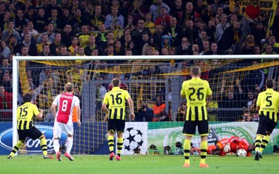 Kenneth Vermeer saves penalty Mats Hummels, Dortmund - Ajax