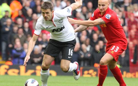 Michael Carrick of Manchester United in action against Jonjo Shelvey of Liverpool