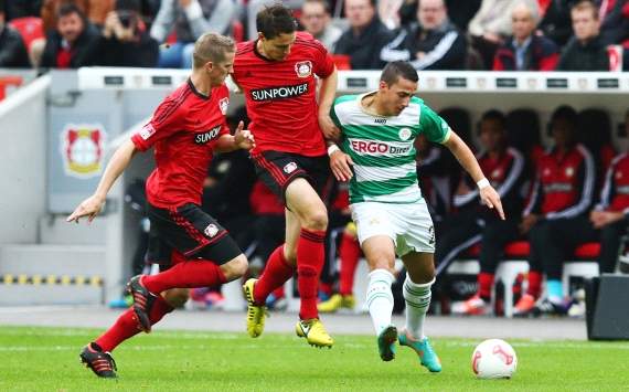 Leverkusen und Fürth kämpfen um den Ball