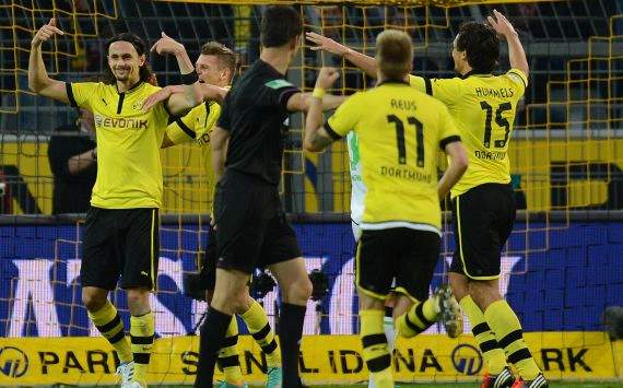 Neven Subotic feiert, Dortmund gegen Gladbach