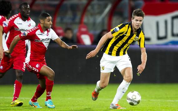 Marco van Ginkel in balbezit (FC Utrecht - Vitesse)