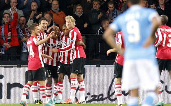 PSV-spelers juichen na goal tegen Napoli