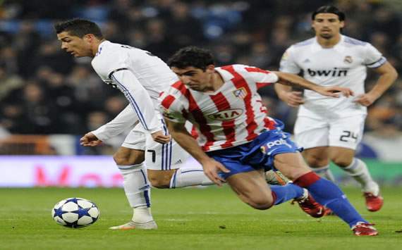 Raul Garcia y Cristiano Ronaldo en un Real Madrid-Atletico de Madrid