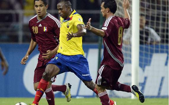 Benitez seguido por Perozo - Venezuela vs Ecuador