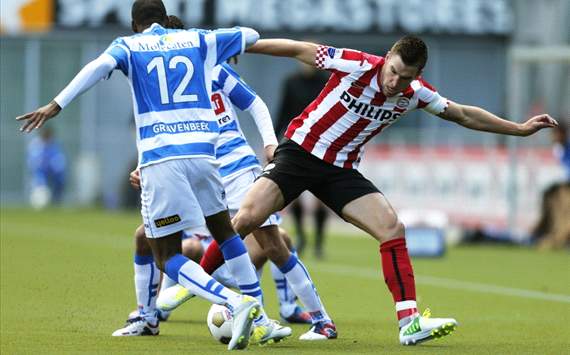 Kevin Strootman vecht om de bal - PEC Zwolle - PSV