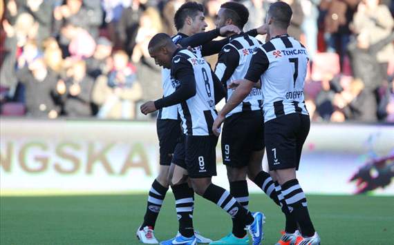 Heracles juicht na treffer tegen Heerenveen