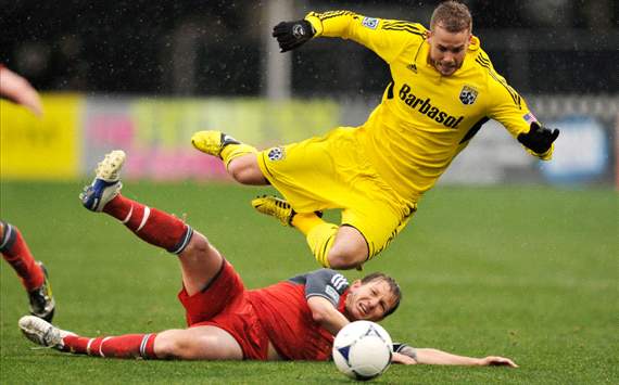 Terry Dunfield, Josh Williams: Toronto FC v Columbus Crew