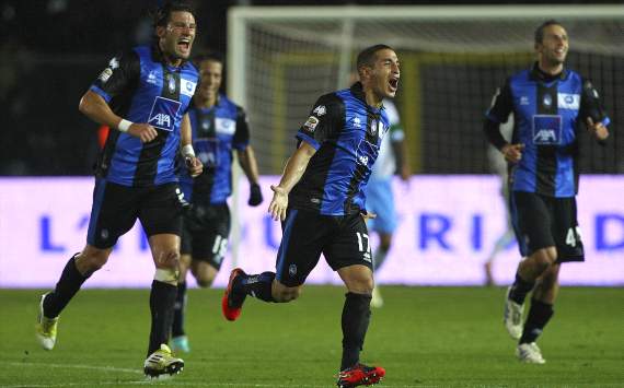 Atalanta players celebrate Carmona's goal