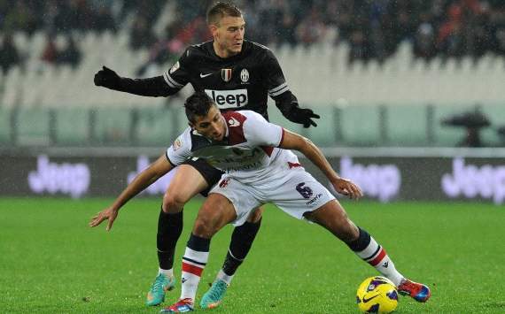 Nicklas Bentner (Juventus) and Taider (Bologna)