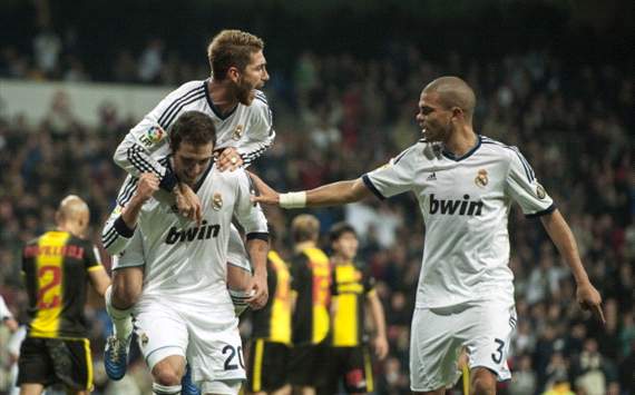 Gonzalo Higuaín, Sergio Ramos y Pepe celebran el gol del Real Madrid al Zaragoza