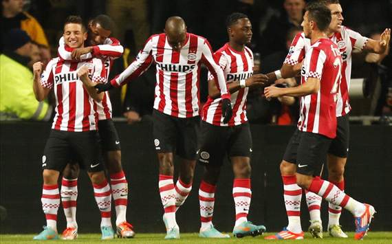 PSV juicht na treffer Mertens