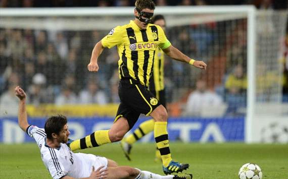 Sebastian Kehl ante Xabi Alonso, durante el Real Madrid-Borussia Dortmund