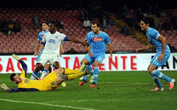 Edinson Cavani realizza il suo terzo goal in Napoli-Dnipro