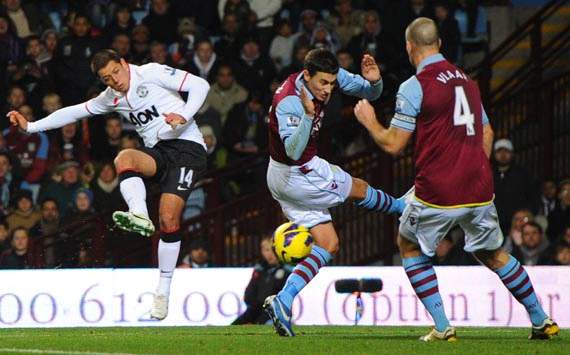 Epl, Aston Villa v Manchester United, Javier Hernandez, Ron Vlaar