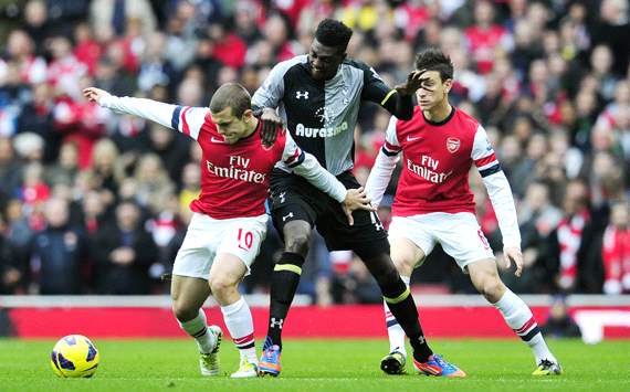 EPL: Jack Wilshere (L) vies with Tottenham Hotspur's Togolese striker Emmanuel Adebayor, Arsenal v Tottenham