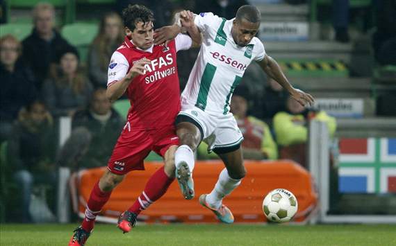 Dirk Marcellis in duel met Mitchell Schet, FC Groningen - AZ
