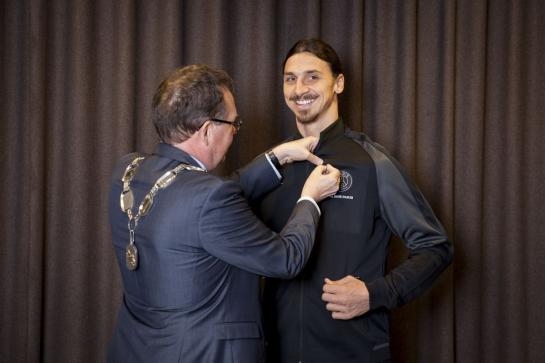 PSG, Zlatan Ibrahimovic décoré par le maire de Malmö
